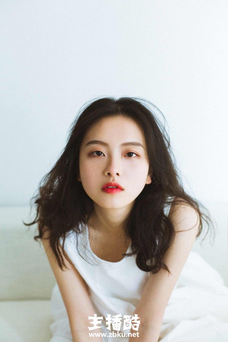 高级厌世脸美女无袖连衣裙娇艳红唇满脸胶原蛋白图片