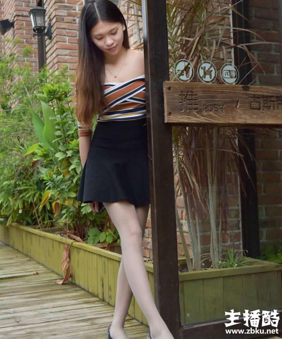 长腿美女一字肩紧身衣露香肩水蛇腰灰色丝袜白嫩玉足图片
