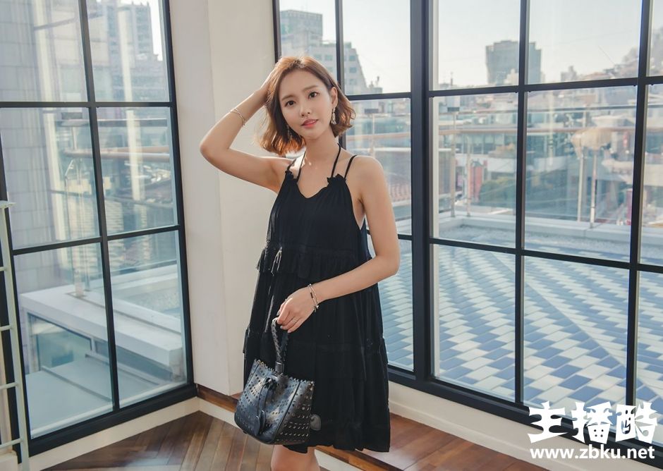 韩国肤白貌美美女延智恩挂脖吊带裙秀凹凸起伏身材图片