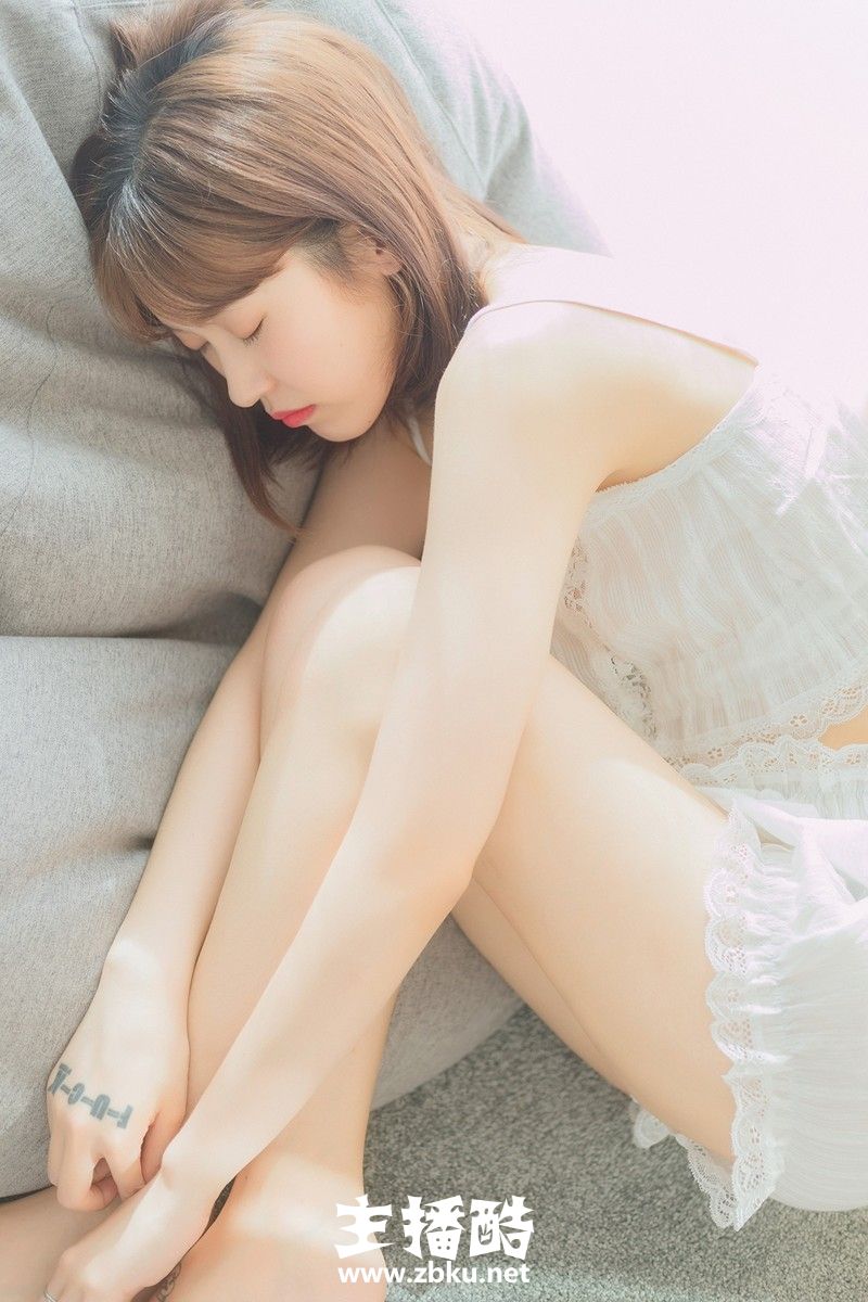 居家小妹妹吊带短裤秀细腰长腿闭眼沉睡肢体慵懒图片