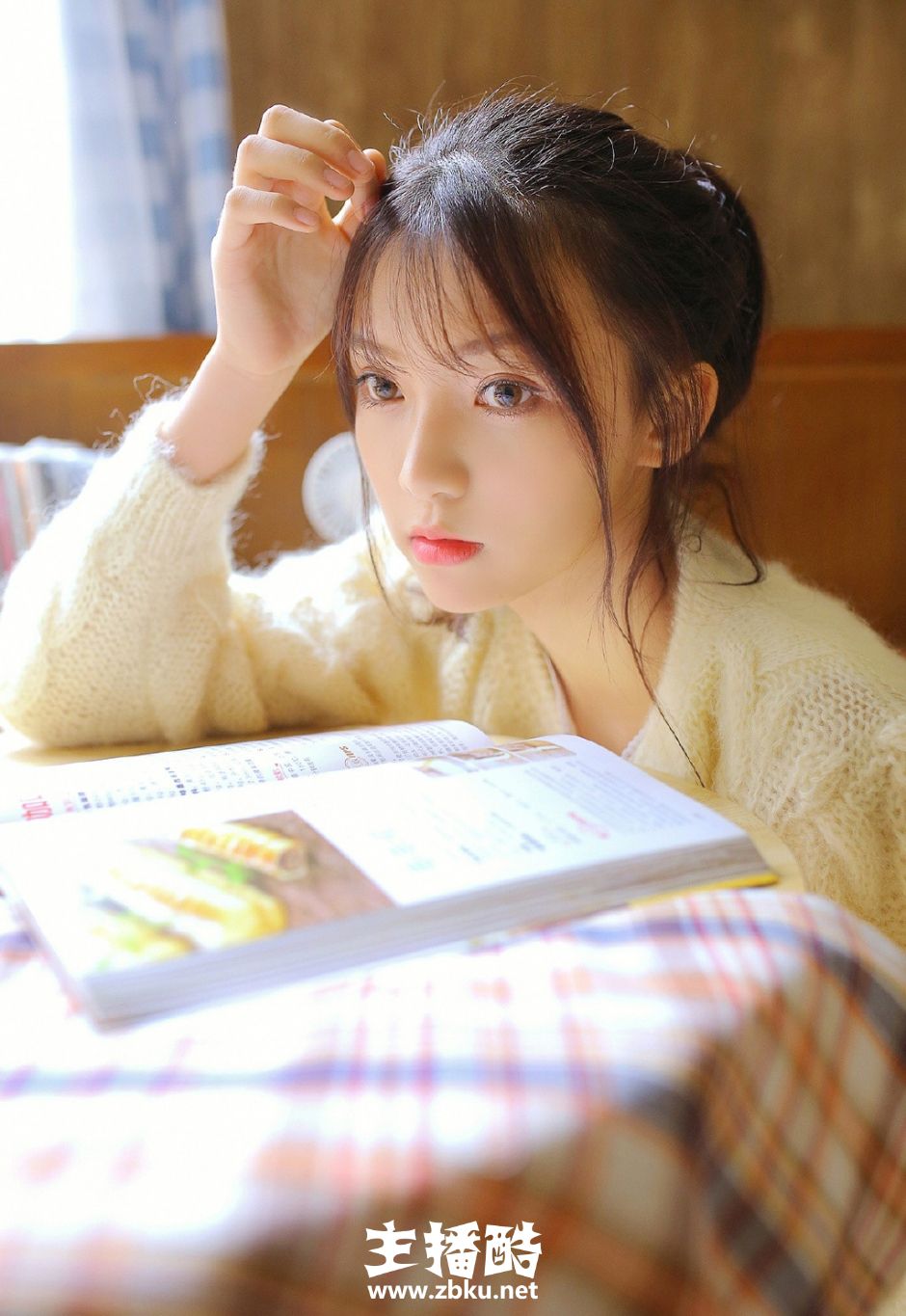 精致瓜子脸黄色毛衣美女白丝美腿睫毛弯弯目光温柔图片