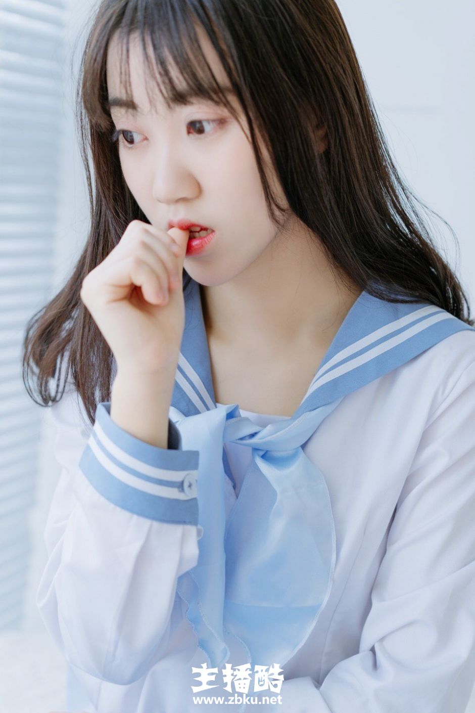 蓝色百褶裙制服美女学生唇红齿白浓密长发养眼写真图片