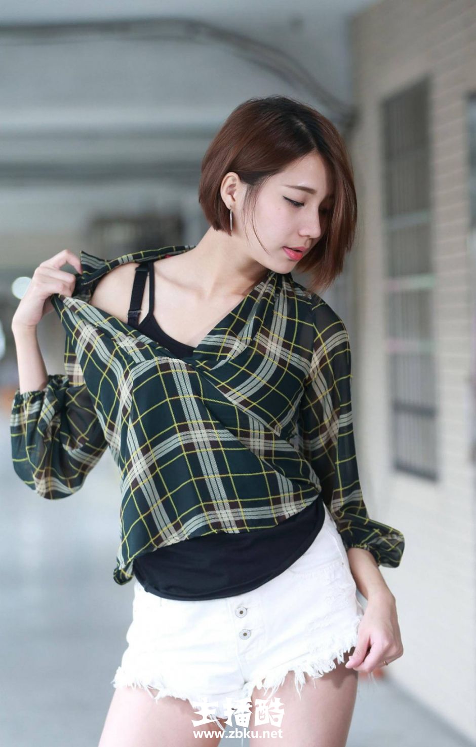 表情销魂美女透视吊带装露香肩锁骨高挑身材秀大长腿图片