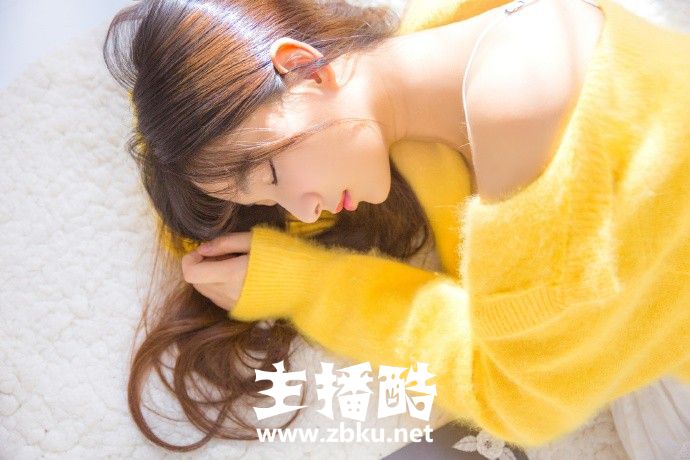 美目香唇阳光少女黄色开衫搭白色吊带裙清纯可人图片