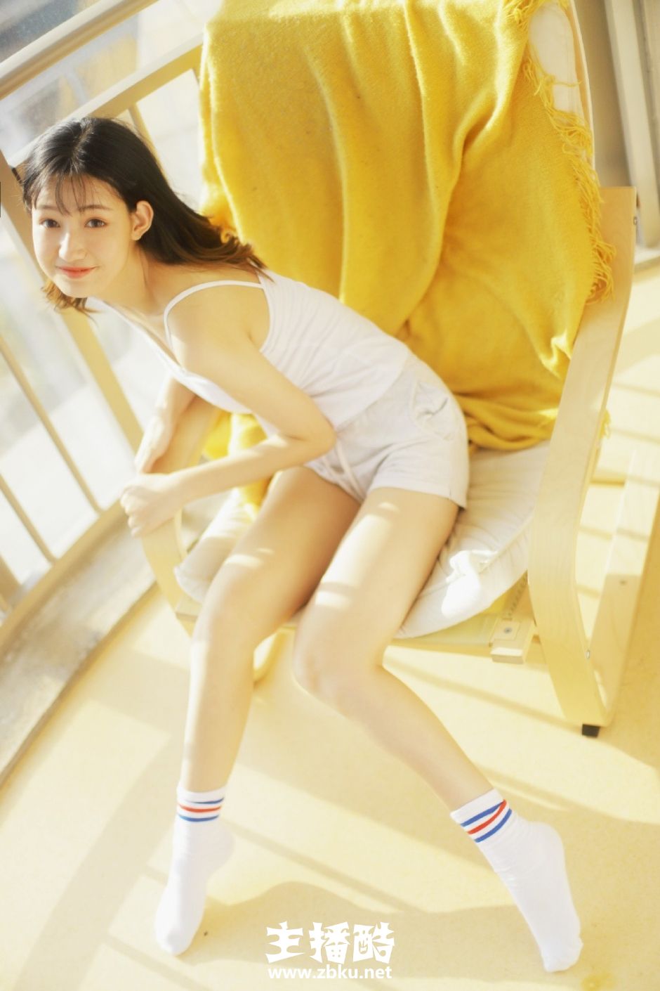 微笑早安少女吊带短裤稀疏刘海神情慵懒挥舞手脚图片