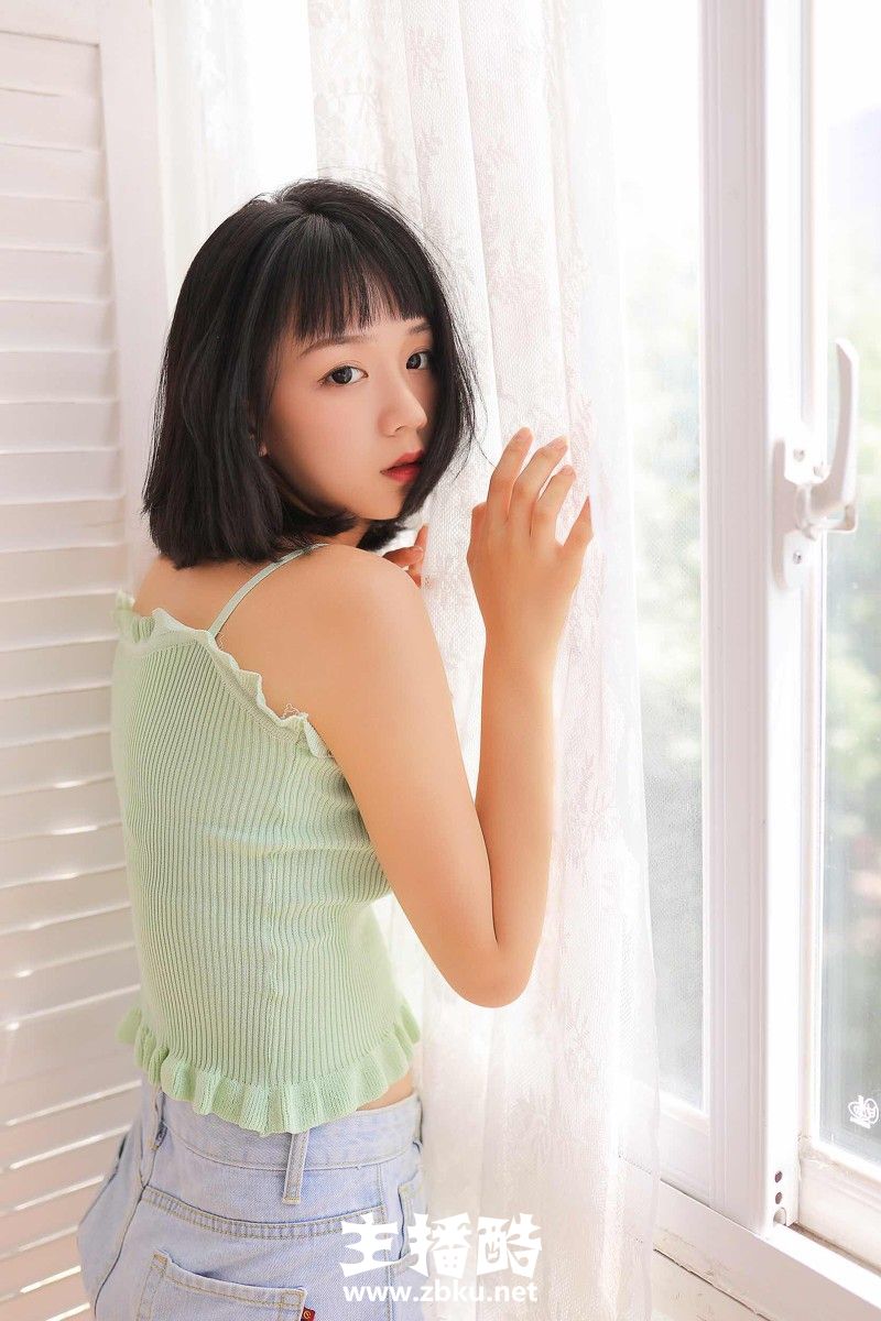 清新小女生绿色吊带衫低腰热裤骨骼瘦小肢体灵活图片