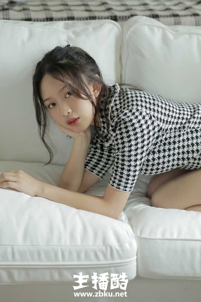 脸颊泛红美女高束马尾柔软身体单手托腮皮肤水灵图片