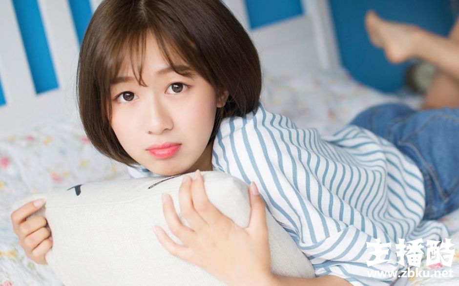 清纯短发美女撩人长腿露齿甜笑居家图片