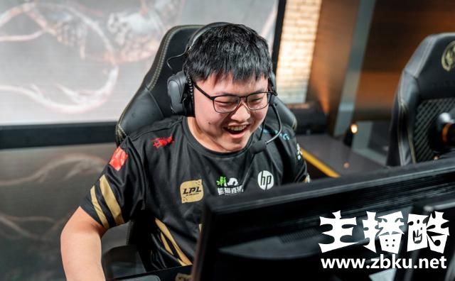 RNG中秋节全员直播LOL，Uzi游戏ID引发热议，网友：这也太皮了吧