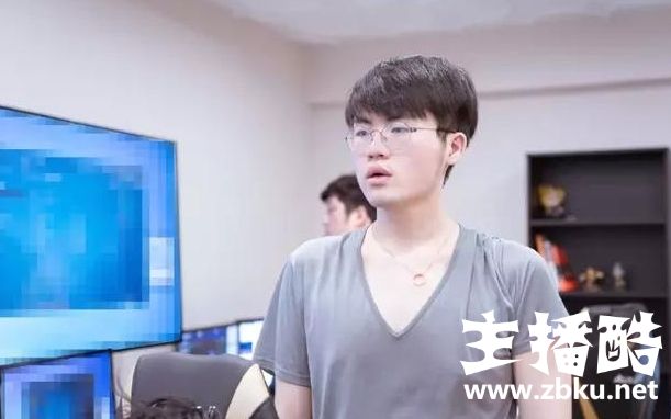 RNG疑似公布S8出征阵容：双打野随行姿态无缘登台