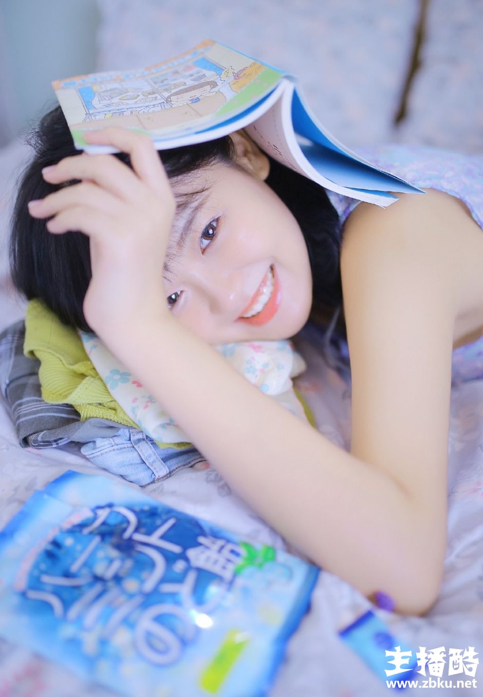 包子脸少女眉清目秀碎花吊带白色短裤细胳膊小腿图片