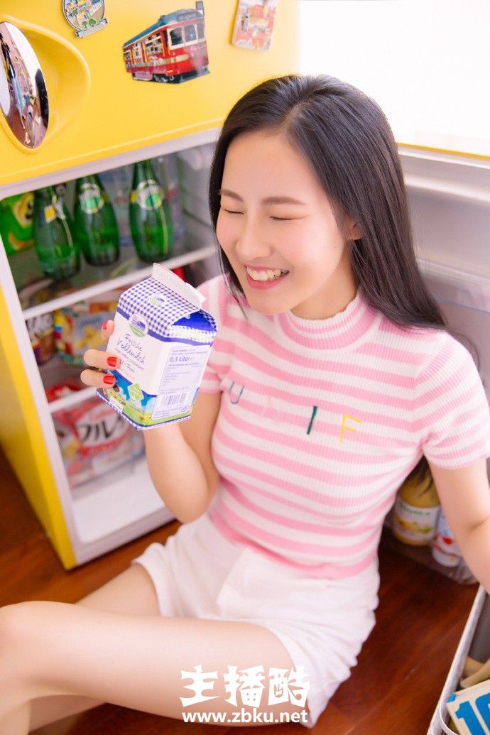 冰箱旁大笑美女条纹短袖白色热裤青春活力享受美食图片