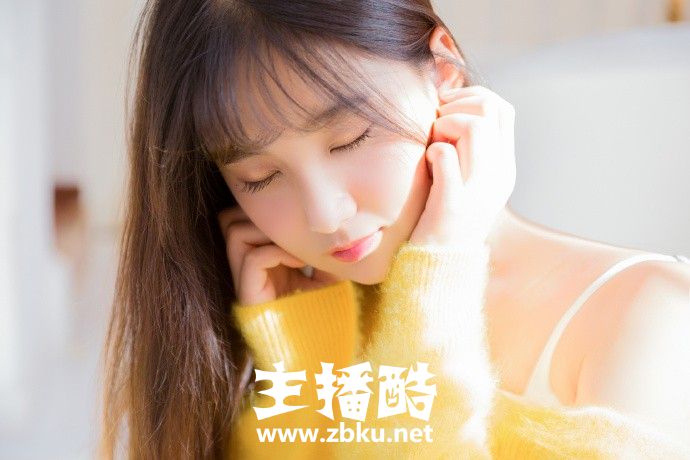 美目香唇阳光少女黄色开衫搭白色吊带裙清纯可人图片