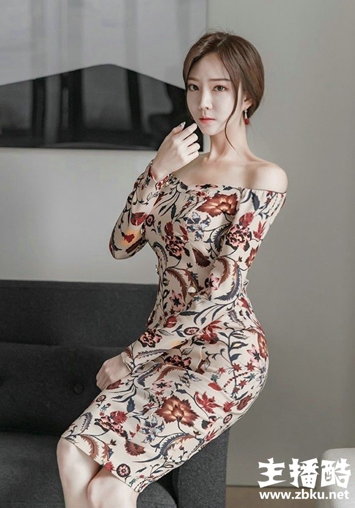 俏丽脸蛋美女精致妆容一字肩礼裙露锁骨玲珑有致图片
