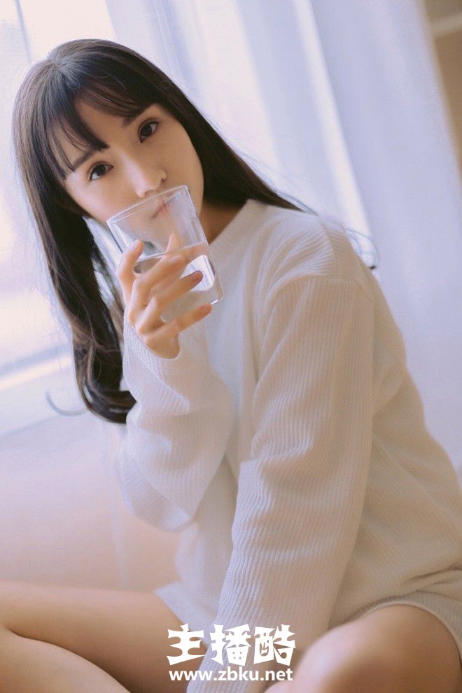 宽松毛衣美女眉眼精致乌黑长头发短裤秀细长筷子腿图片