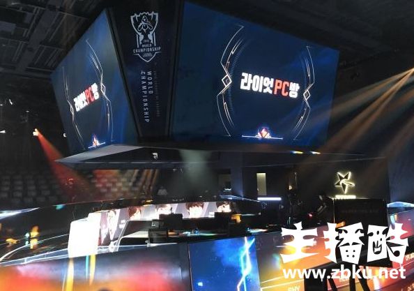 Faker出席S8比赛场馆开馆仪式 被女粉丝环绕笑容灿烂
