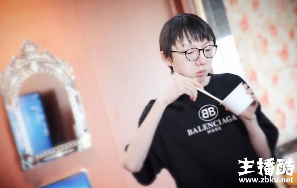 Mlxg韩服打钻石排位极限1V2反杀 连演员都不关注他？