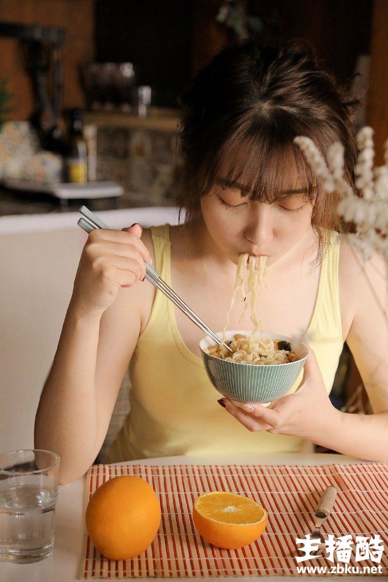 蓬松黄头发氧气美女圆润鹅蛋脸双手托下巴享受美食图片