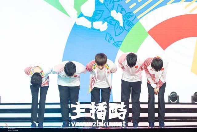 LOL：中国队让一追二晋级决赛，Uzi赛后一幕让无数粉丝泪目！