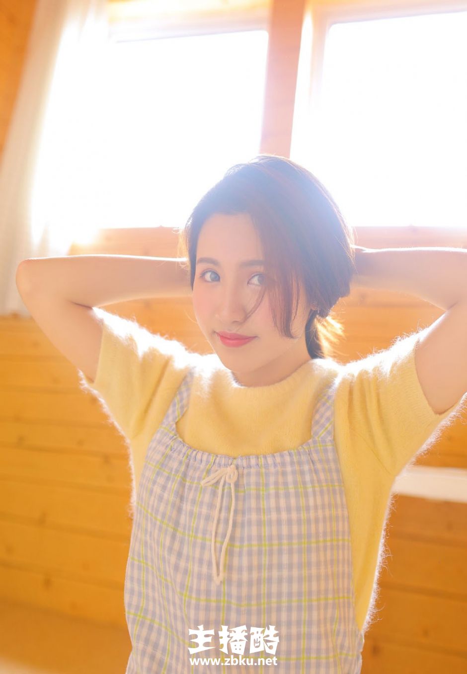 气质温柔美女格纹毛衣背带裙粉嫩樱唇眉目含情私房图片