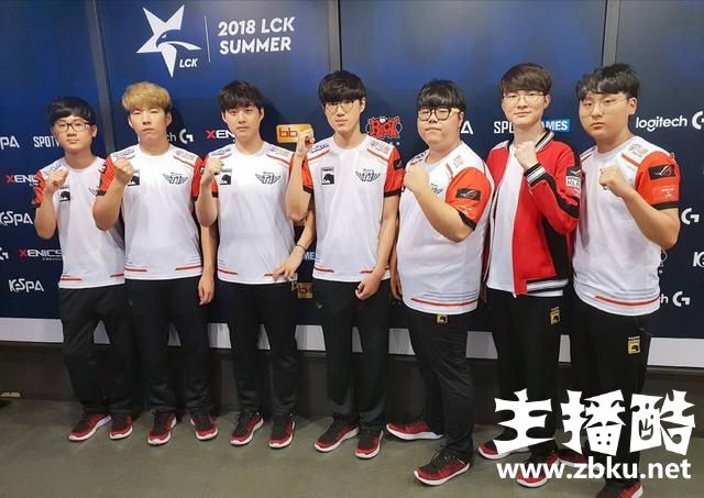 SKT终于更换打野了？黑皇退休，Faker亲口承认新人大师水平
