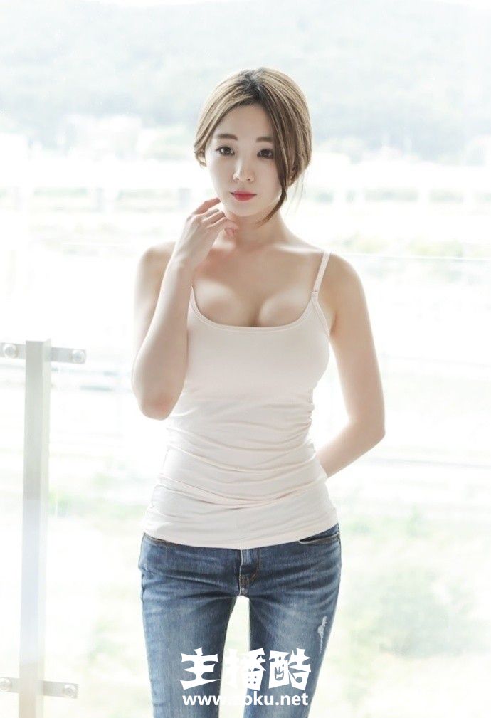 紧身牛仔裤翘臀美女吊带上衣秀傲人事业线性感丰满图片