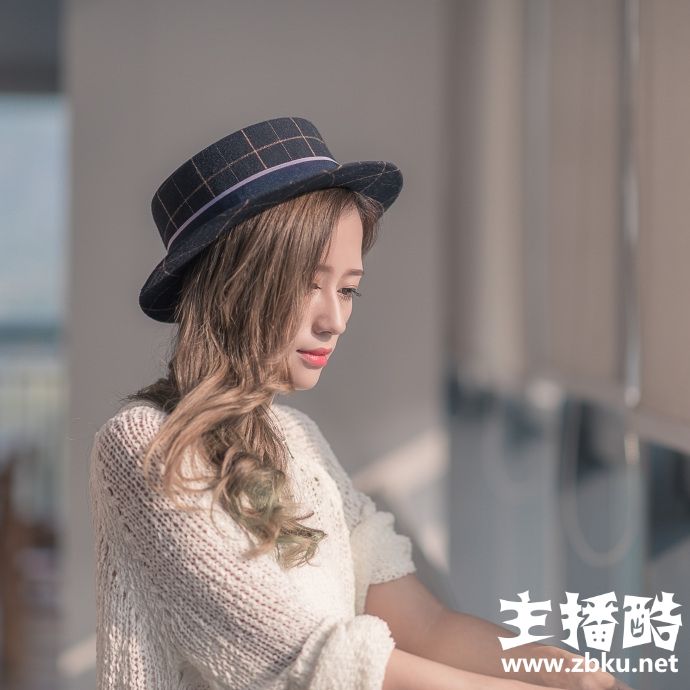 镂空透视装美女香唇卷发漂亮脸蛋百褶裙露细长美腿图片