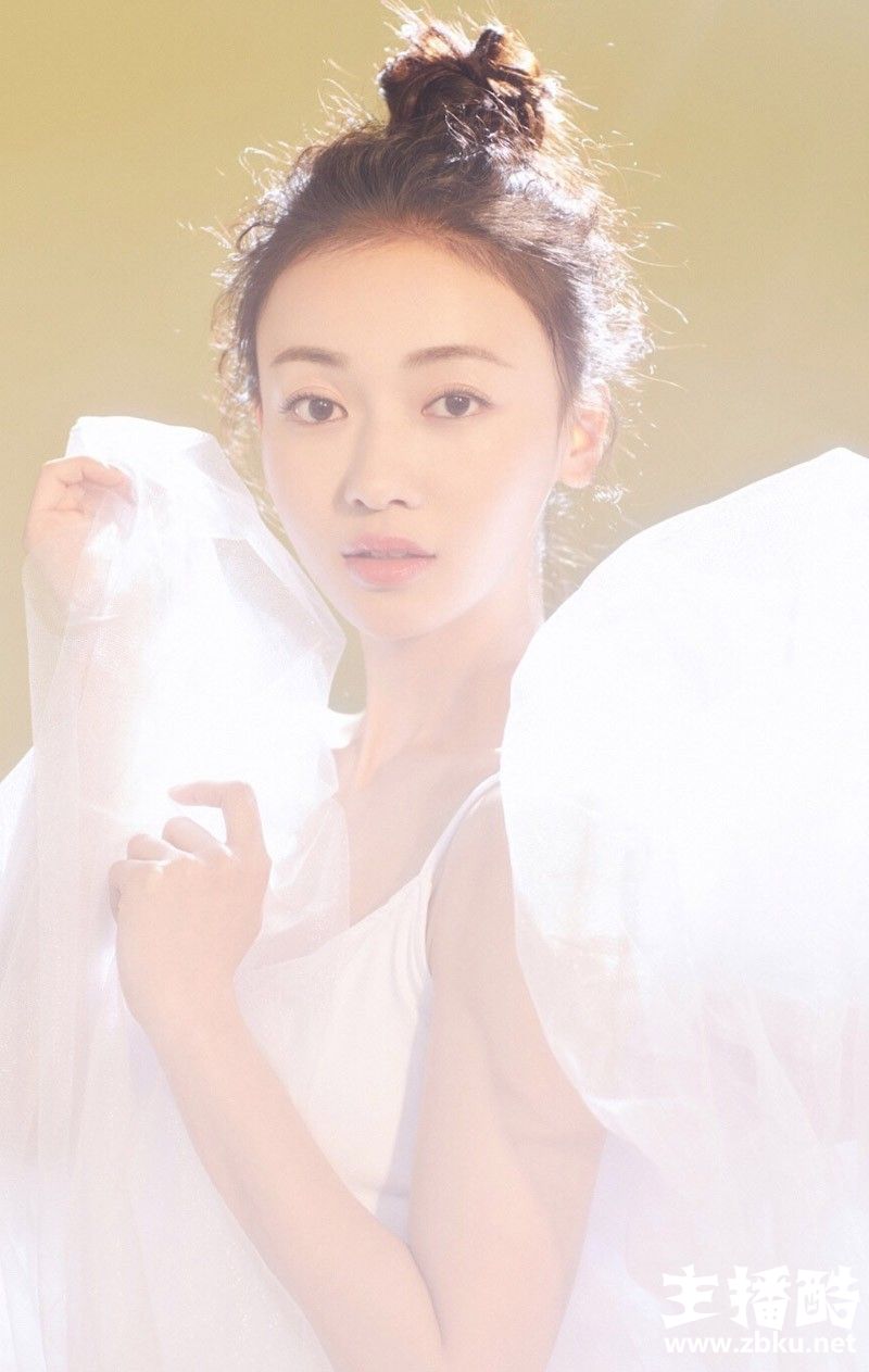 魏姐吴谨言吊带白纱裙大秀香肩锁骨柔软身姿写真图片