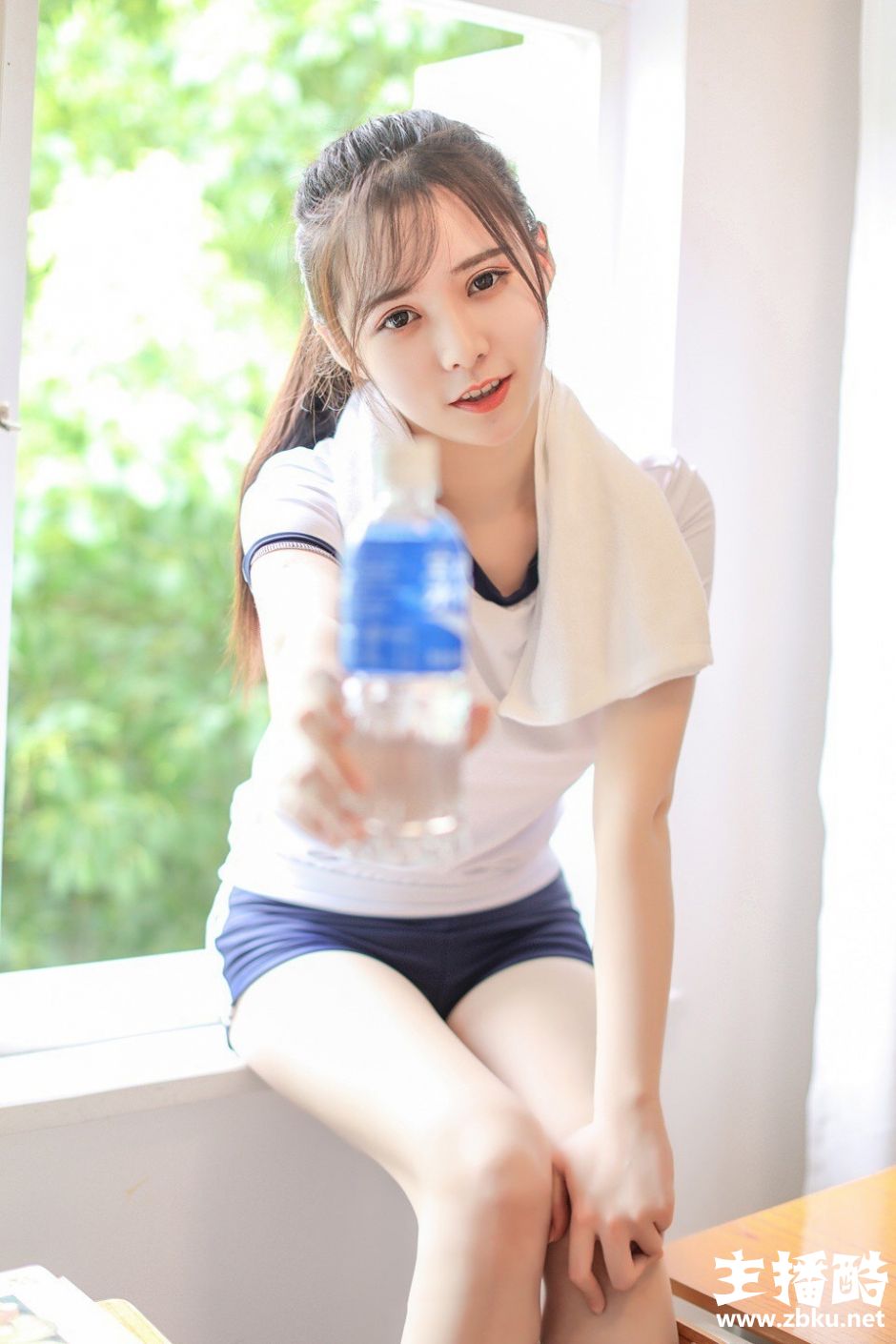 冲天马尾辫元气美女身材高挑休闲运动服秀纤细筷子腿图片