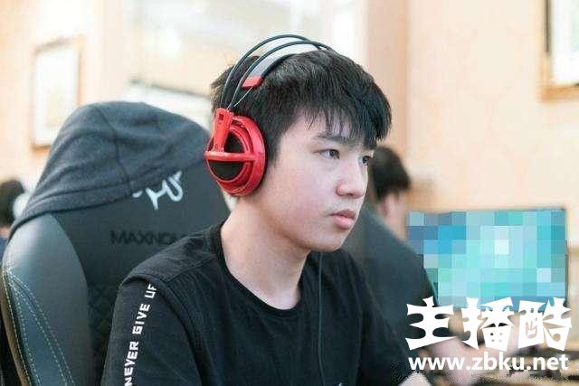 UZI采访谈RNG：Letme是大赛型选手 最想遇到的是IG