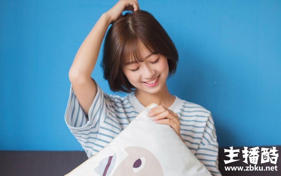 清纯短发美女撩人长腿露齿甜笑居家图片