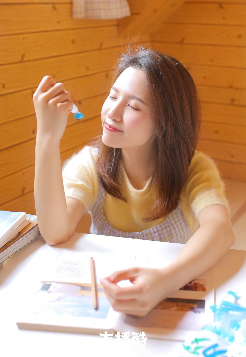 气质温柔美女格纹毛衣背带裙粉嫩樱唇眉目含情私房图片
