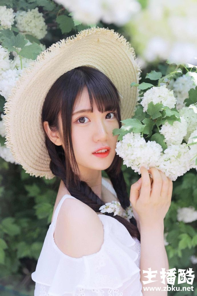 小清新麻花辫美女唇红齿白露肩白裙秀娇嫩牛奶肌图片