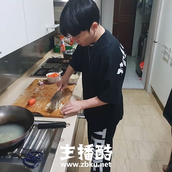 Rookie与TheShy下厨做饭 动刀切菜却引粉丝胆战心惊