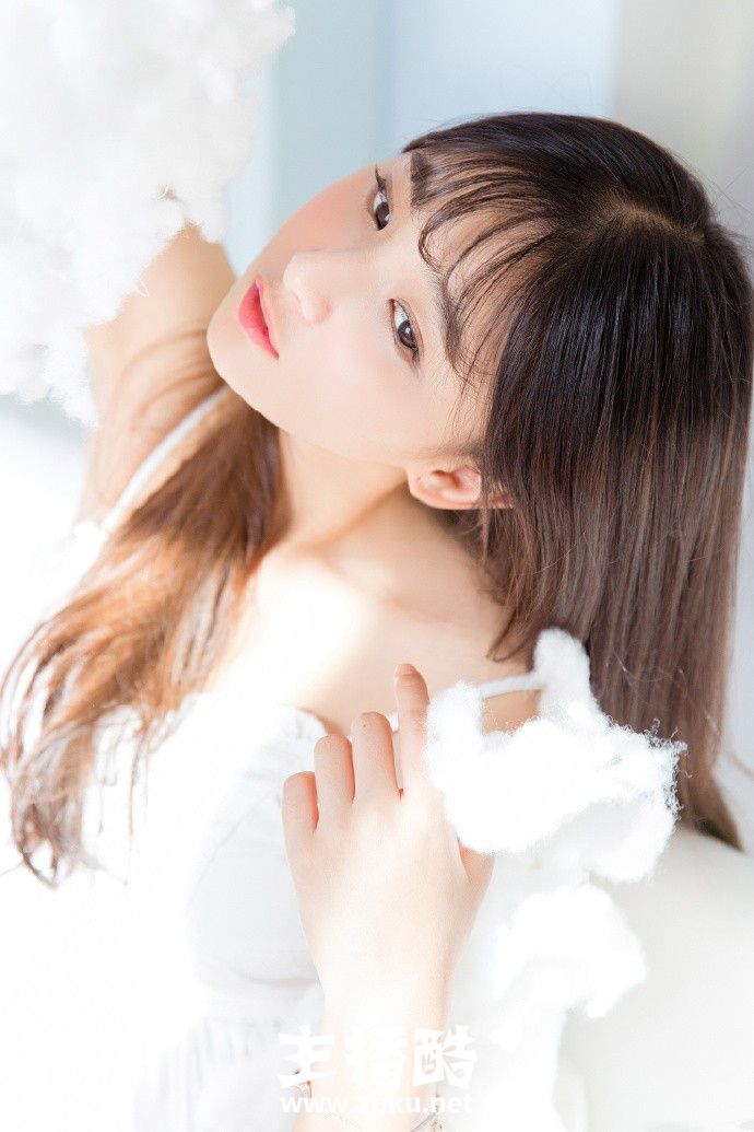 美目香唇阳光少女黄色开衫搭白色吊带裙清纯可人图片