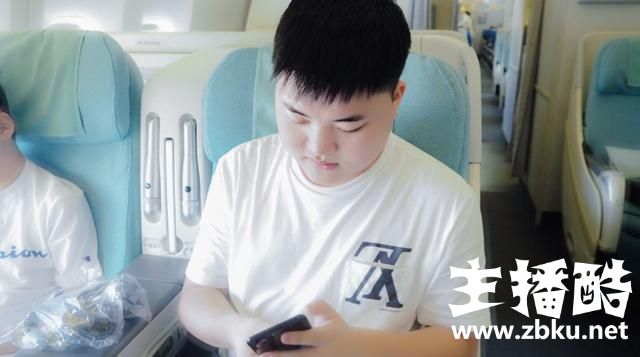Letme和Caps深情互动？本以为是看Uzi和欧成面子，结果笑喷了