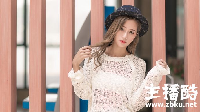 镂空透视装美女香唇卷发漂亮脸蛋百褶裙露细长美腿图片