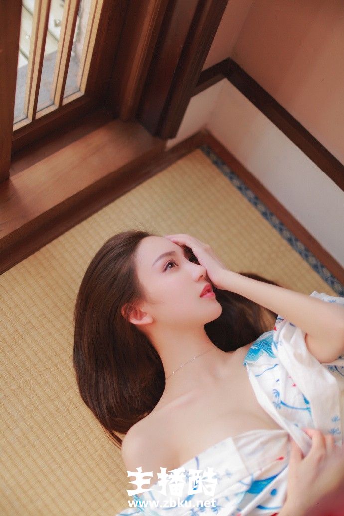 日本和服美女上衣滑落露圆润香肩锁骨脸蛋白里透红图片