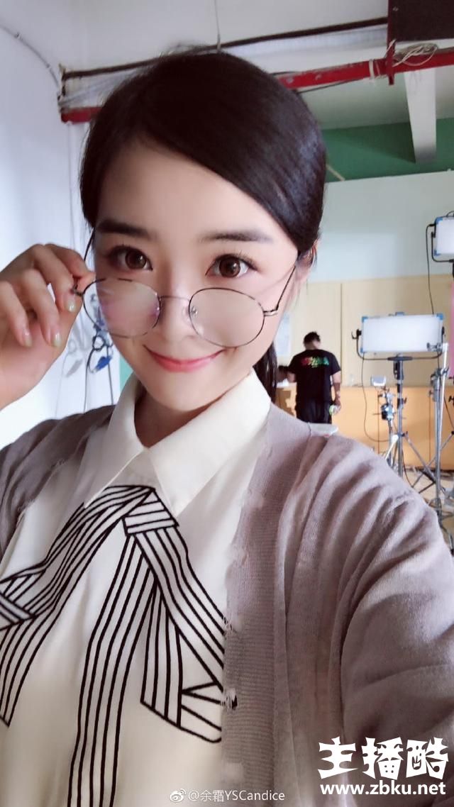 余霜Cosplay女教师，网友们纷纷在评论中疯狂开车！