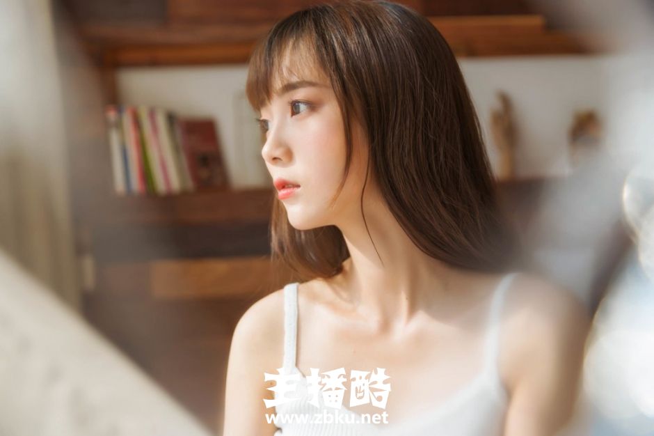早安少女慵懒睡姿白色吊带蕾丝短裤秀精致锁骨美腿图片