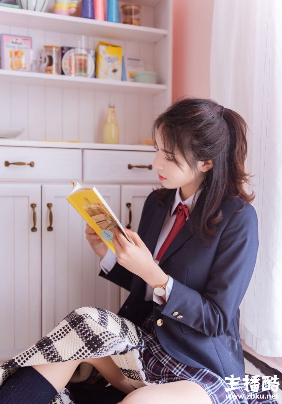 粉色指甲油美女学生雪肤红唇超短裙制服露纤细美腿图片