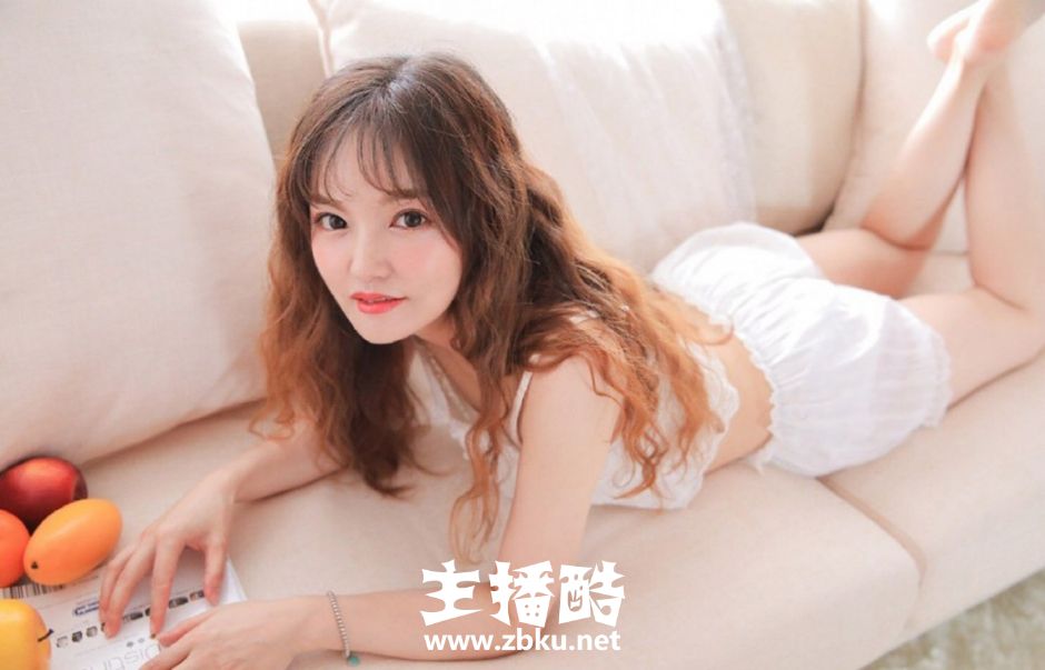 脸颊绯红沙发美女御姐薄纱披身露光滑牛奶肌姿势撩人图片
