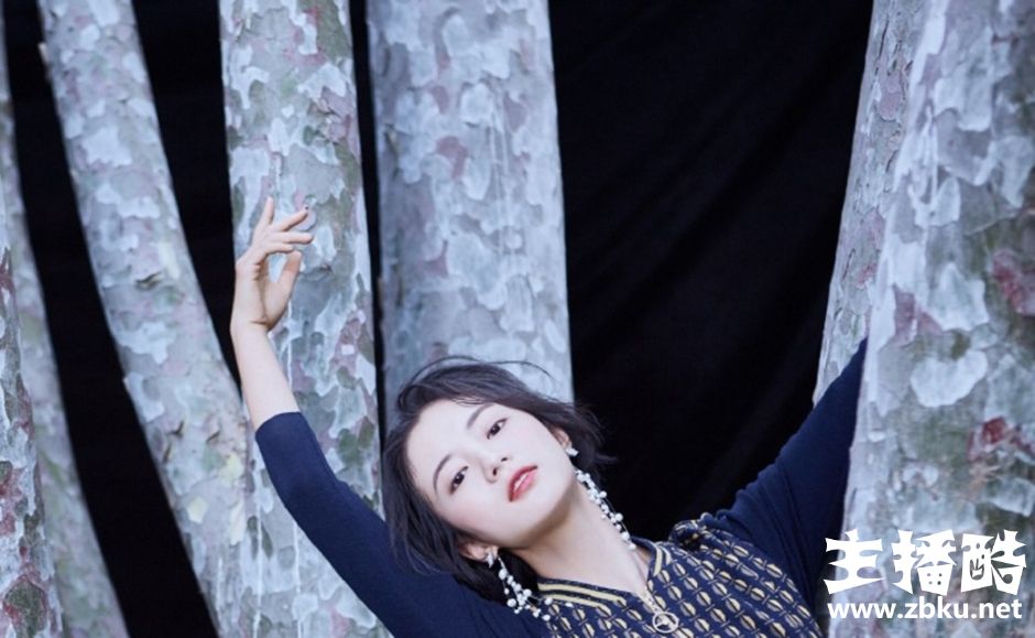 张雅钦烈焰红唇白嫩雪肤高雅气质女人味十足写真图片