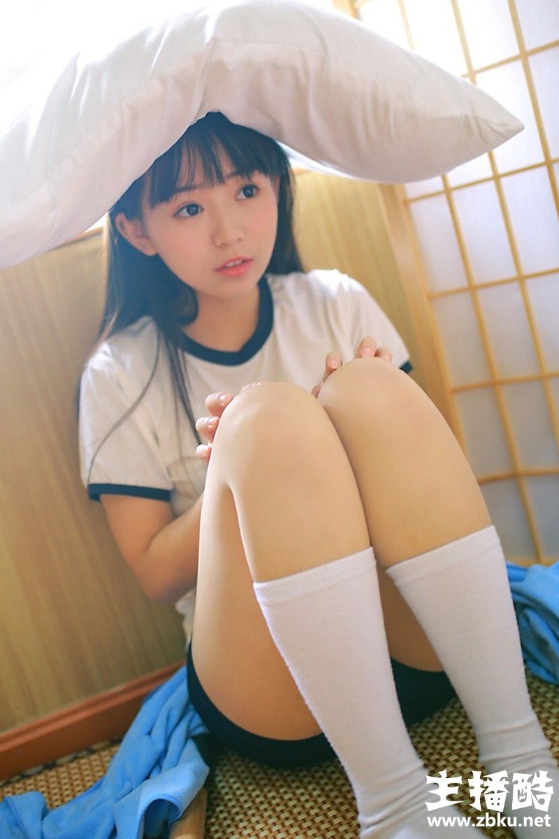 粉扑扑脸蛋日系美女大眼睛小嘴巴校园制服配贝雷帽图片