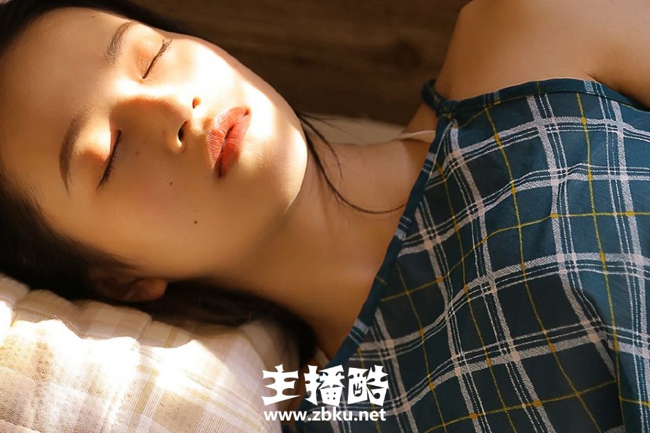 睡眼惺忪美女发丝凌乱格纹透视裙白皙皮肤私房图片