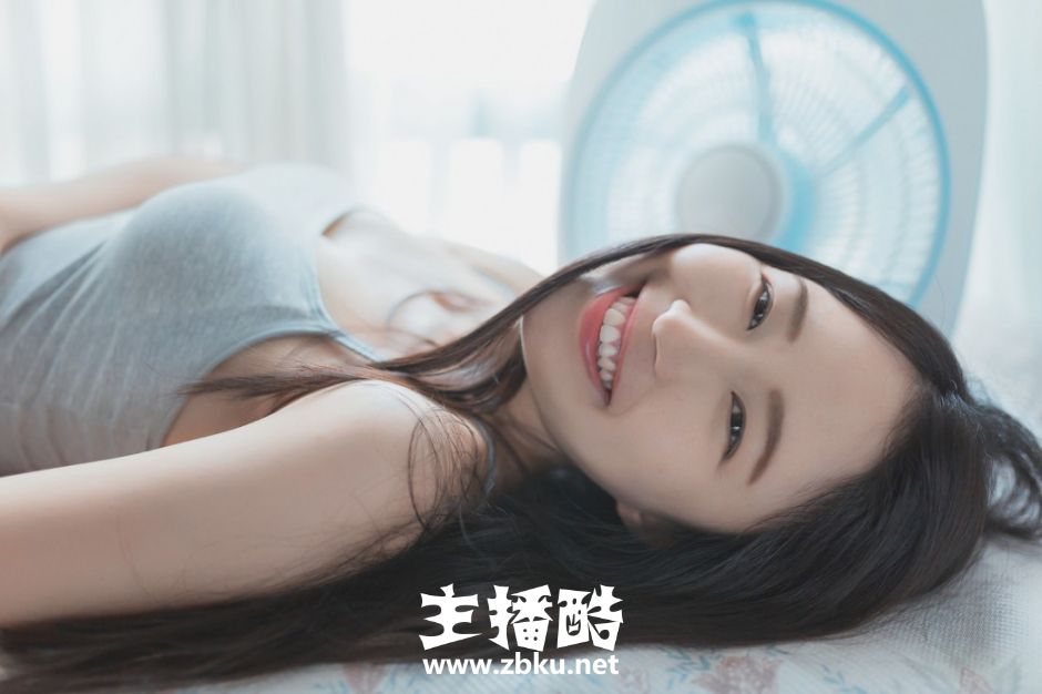 乌黑秀发美女蓝色吊带运动短裤微风拂面眨眼甜笑写真
