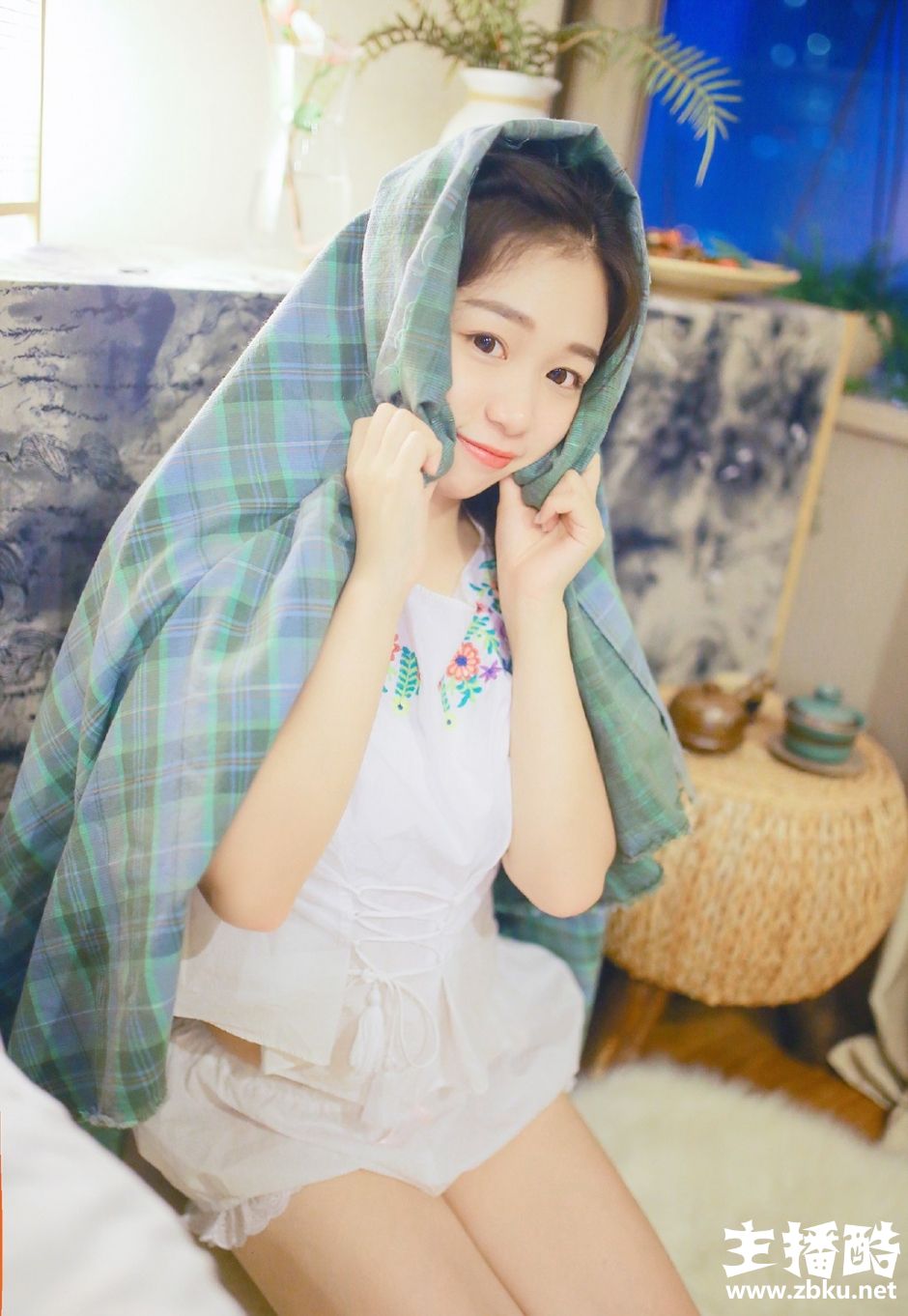 头戴花环美女皮肤水嫩黄色连衣裙露牛奶肌斜眼沉思图片