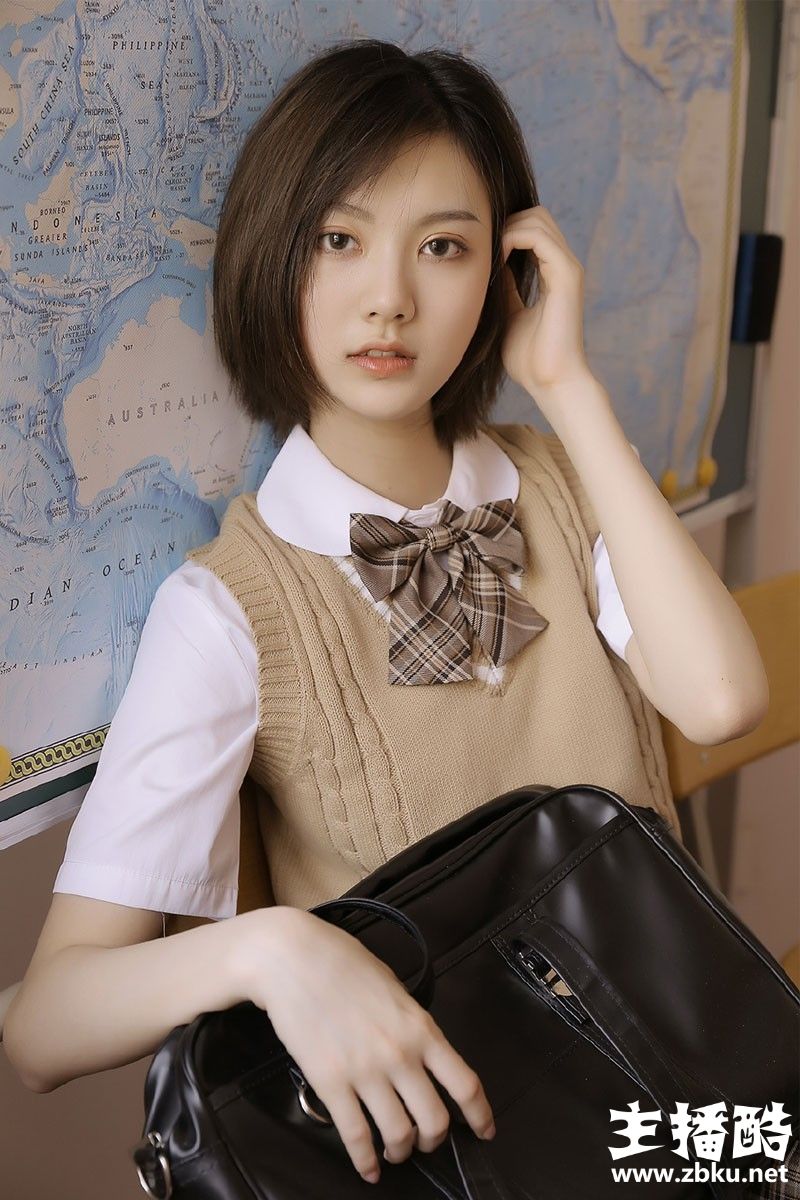 高冷学生妹清秀脸蛋学院风制服嘴唇微张眼神清冷图片