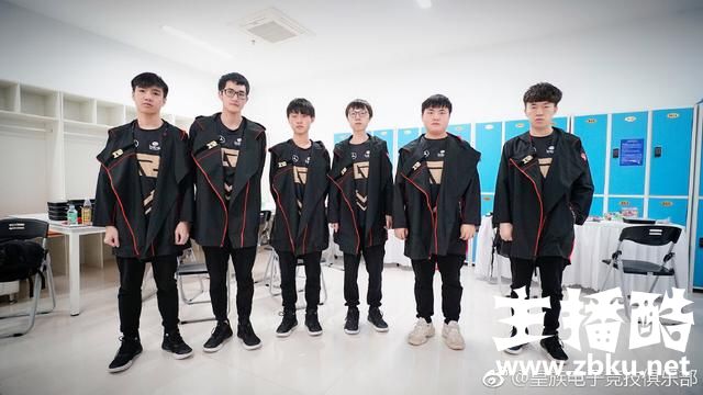 LOL：RNG队员身着出征服酷似忍者 网友：怎么就锅老师像哈利波特