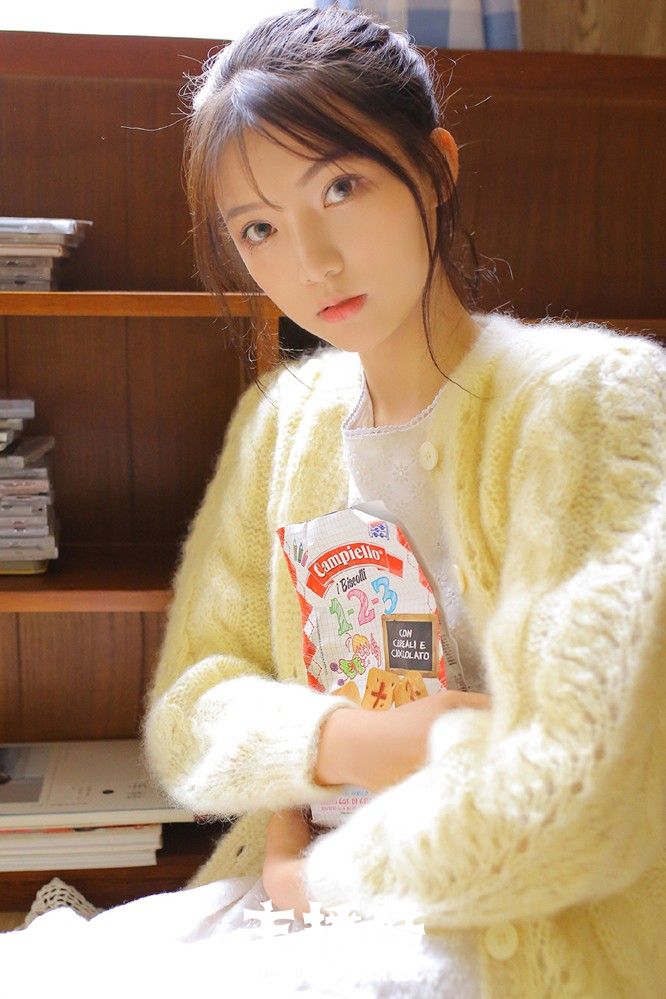 精致瓜子脸黄色毛衣美女白丝美腿睫毛弯弯目光温柔图片